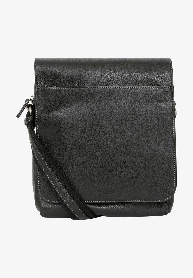 Borsa a tracolla nera in pelle con finitura texturizzata, patta superiore, tracolla regolabile e tasca frontale con zip. Dettagli di cucitura lungo i bordi.