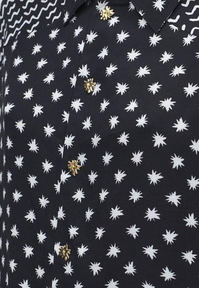 Μαύρο πουκάμισο με λευκό μοτίβο αστέρων και χρυσά κουμπιά σχήματος ηλίου στην πρόσοψη, ορατός γιακάς στην κορυφή.