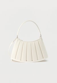 Λευκή πλισέ τσάντα ώμου με καμπύλη λαβή στο επάνω μέρος και αποσπώμενο λουρί, με διακριτική ανάγλυφη λεπτομέρεια λογότυπου μπροστά.