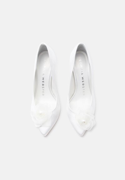 Ζευγάρι λευκά νυφικά παπούτσια από σατέν με μυτερή μύτη, διακοσμημένα με υφασμάτινο λουλούδι και μαργαριτάρια στο μπροστινό μέρος, με την εσωτερική σήμανση της μάρκας Sophia Webster.