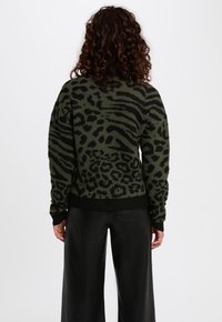 Groene trui met zwart dierenprint; ontworpen met een ontspannen pasvorm, geribde manchetten en zoom, gemaakt van zachte, gestructureerde stof.