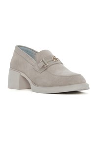 Mocassino grigio in suede con tacco a blocco, caratterizzato da una striscia decorativa in tono oro e una finitura liscia e testurizzata.