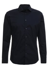 Camisa negra de manga larga con botones, cuello clásico, botones visibles en la parte delantera y una textura de tela suave.