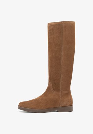 Brązowe zamszowe buty za kolano na płaskiej podeszwie, z okrągłym noskiem i minimalnym przeszyciem. Gładka tekstura i prosty design zwiększają wszechstronność.