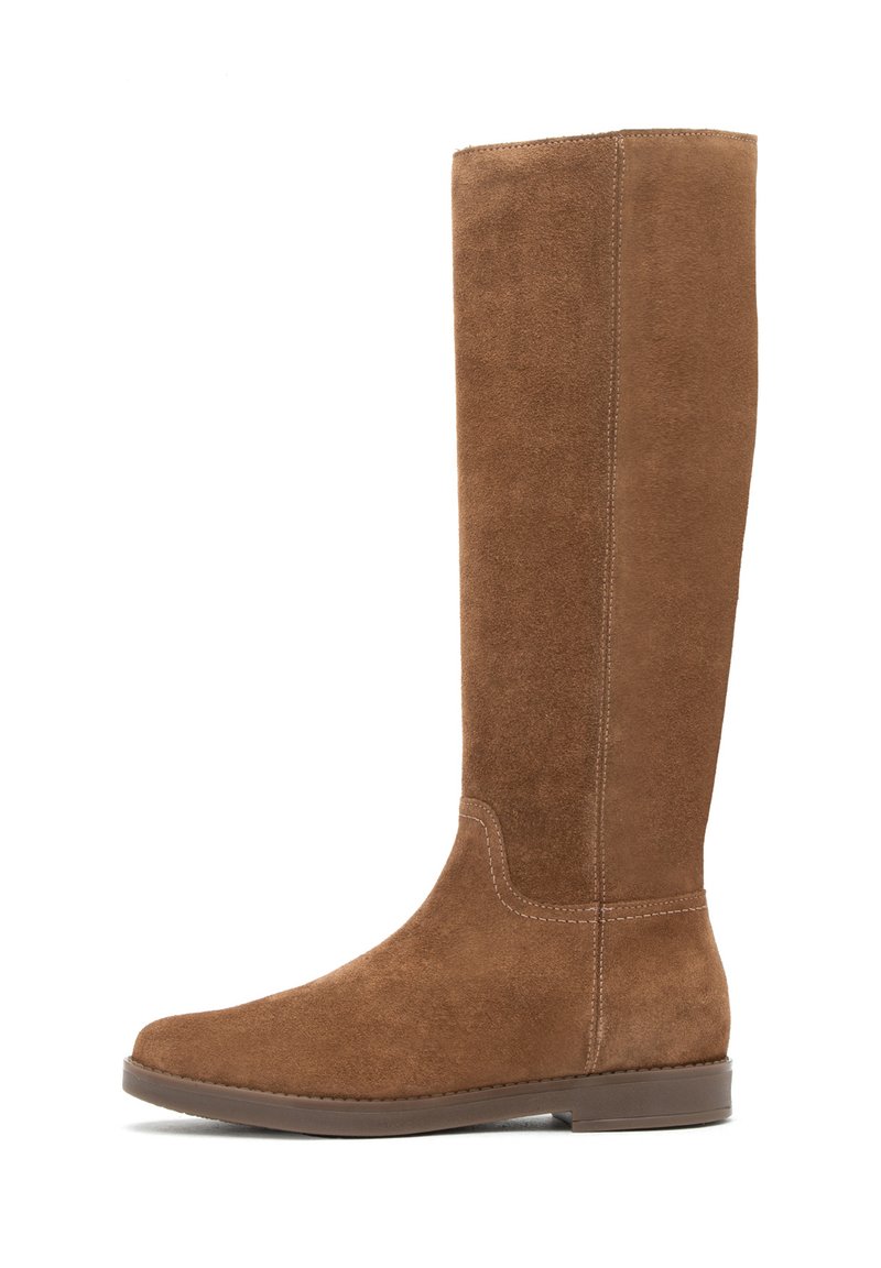 Brązowe zamszowe buty za kolano na płaskiej podeszwie, z okrągłym noskiem i minimalnym przeszyciem. Gładka tekstura i prosty design zwiększają wszechstronność.