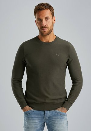 Dunkelolivgrüner Strickpullover mit Rundhalsausschnitt und langen Ärmeln. Besitzt ein kleines Logo im oberen linken Brustbereich.