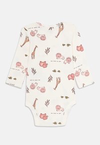 Langermet baby body i kremfarge, med rosa dyretrykk som inkluderer giraffer, løver og elefanter, samt grønne blader og skilpadder.