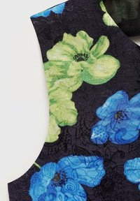 Mouwloze jurk met een zwart stoffen detail, voorzien van grote groene en blauwe bloempatronen, een textuurontwerp en ingewikkelde stiksel.