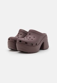 Crocs SIREN UNISEX - Slip-ins med hög sula - mocha
