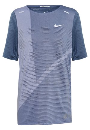 T-shirt de course Nike à manches courtes bleu et gris avec un motif diagonal subtil et des manches perforées, arborant un logo Nike swoosh blanc.