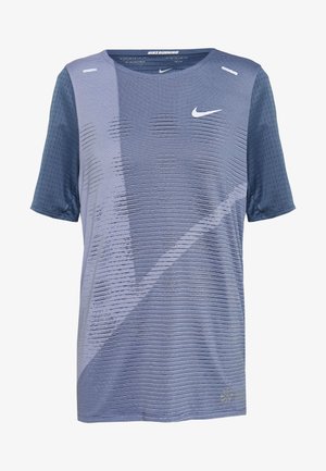 T-shirt de course Nike à manches courtes bleu et gris avec un motif diagonal subtil et des manches perforées, arborant un logo Nike swoosh blanc.