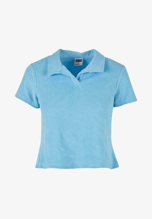 Camisa polo azul claro hecha de tela suave, con un cuello clásico, mangas cortas y un dobladillo ligeramente recortado.