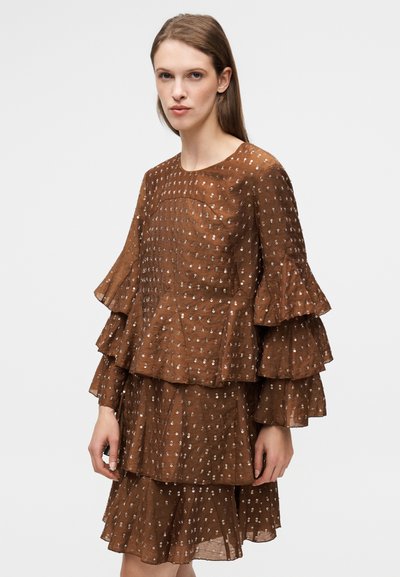 Robe marron à étages avec manches à volants et accents en sequins argentés. Confectionnée dans un tissu texturé, elle présente un col rond et une coupe ample.