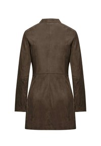 Cappotto in suede marrone con taglio dritto, maniche lunghe e colletto a punta. Presenta dettagli cuciti per un design strutturato.