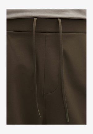 Pantaloni verzi măslinii cu șnur, confecționați dintr-un material neted, având o buzunar frontal și un tiv plat, cu șnururi asortate.