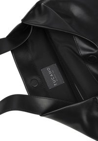 Borsa tote in eco-pelle nera con una texture liscia, dotata di due manici per la spalla e un'etichetta interna con la scritta "Tucano Milano 1985."