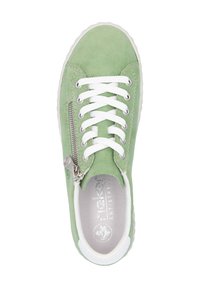 Sneaker verde in camoscio con lacci bianchi, dettaglio con zip laterale, suola in gomma bianca e soletta imbottita. Texture liscia con design a punta rotonda.