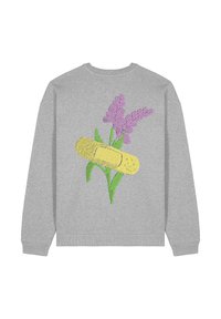Felpa grigia con un design floreale che presenta due fiori viola e un cerotto giallo. L'ricamo è testurizzato e colorato.