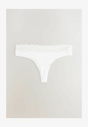 Bílý tanga s krajkovým pasem. Látka je měkká, s hladkým povrchem. Design je minimalistický, zaměřený na pohodlí a střih.