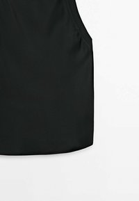 Sort ærmeløs top lavet af glat stof, med en rund kant og subtile sidesømme. Designet er minimalistisk uden mønstre.