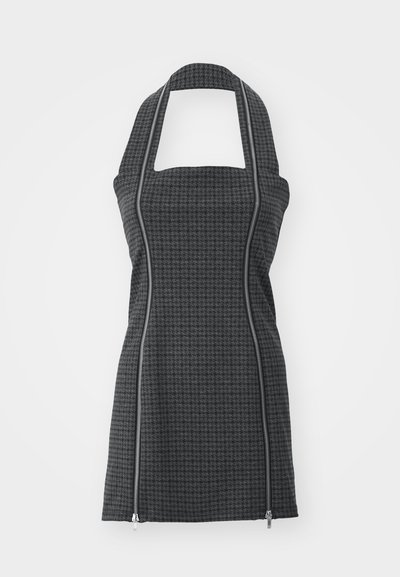 Grembiule a motivi neri e grigi con collo halter, scollatura quadrata, dettagli con zip frontale e forma aderente. Realizzato in tessuto testurizzato.