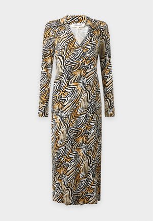 Robe portefeuille à manches longues avec imprimé animal abstrait noir, blanc et marron et col, présentée sur un fond clair uni.