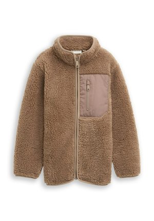 Fleecejacke in Hellbraun mit hohem Kragen, Reißverschluss vorne und einer aufgesetzten Tasche aus glattem beigen Stoff auf der linken Seite.