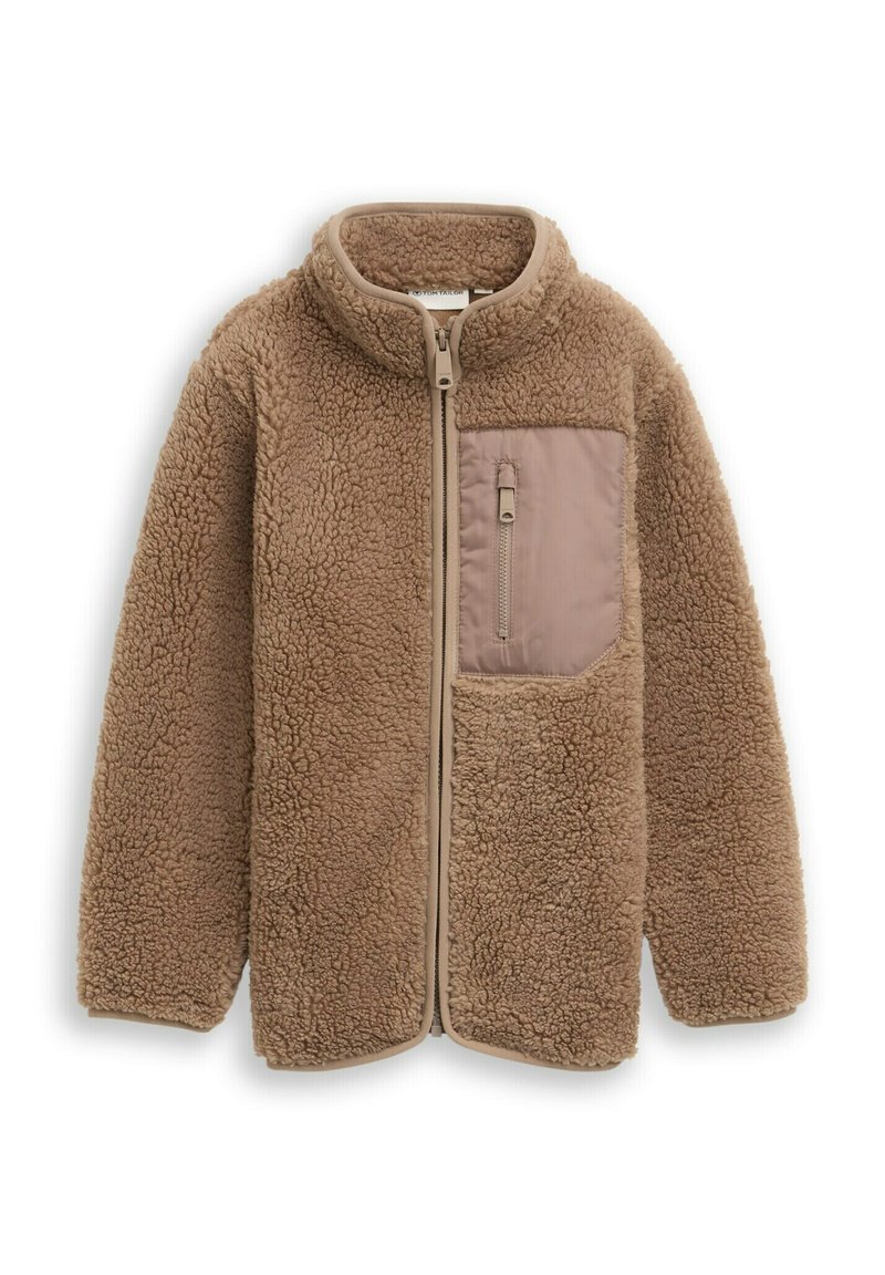 Fleecejack met een lichte bruine kleur, hoge kraag, rits aan de voorkant en een patchzak in een gladde beige stof aan de linkerkant.