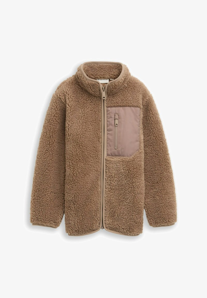 Fleecejack met een lichte bruine kleur, hoge kraag, rits aan de voorkant en een patchzak in een gladde beige stof aan de linkerkant.