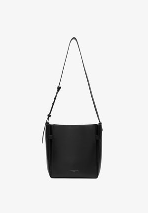 Schwarze Leder-Eimer-Tasche mit einem verstellbaren Tragegurt, glatter Textur und minimalistischem Design. Auf der Vorderseite ist das Markenlogo angebracht.