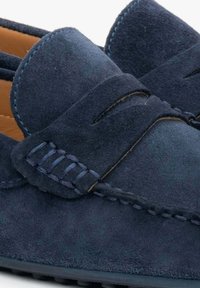 Dunkelblaue Wildleder-Loafers mit einer gesteppten Band- und Detailverarbeitung, abgerundeter Zehenpartie und glattem Innenraum. Gummisohle mit feinen Rillen.