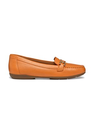 Mocassin plat en cuir orange avec un bout rond, finition texturée et une sangle décorative avec un accent métallique. Semelle en caoutchouc pour le confort.