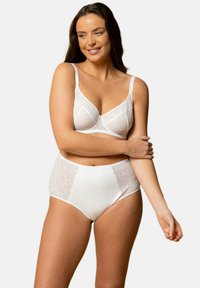 Ensemble de lingerie blanche comprenant un soutien-gorge texturé avec armatures et bretelles ajustables, associé à une culotte taille haute au motif assorti.