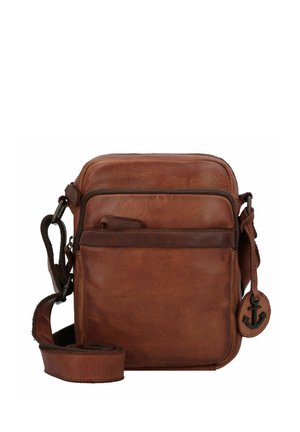 Braune Leder-Crossbody-Tasche, quadratische Form, verfügt über eine vordere Reißverschluss-Tasche, einen verstellbaren Tragegurt und einen dekorativen Ankeranhänger an der Seite.
