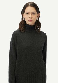 GOBI Cashmere Pullover - black