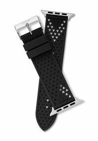 Svart gummiarmband med triangulärt mönster, spänne och detaljer i silvermetall, med hål för justerbar passform.