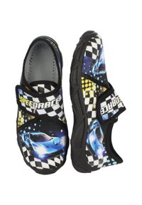 Schwarze Stoffschuhe mit elastischen Riemen, die ein Grafikdesign eines blauen Sportwagens, ein kariertes Muster und bunte Punkte zeigen. Leicht und im Slip-On-Design.