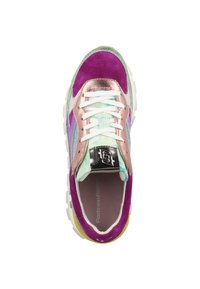Sneaker multicolori con tomaia in suede viola, accenti metallici rosa e una linguetta verde menta testurizzata, con lacci bianchi e suola chunky.