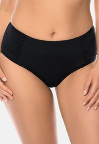 Černé bikinové kalhotky s vysokým pasem, s řasenými bočními panely, hladkou texturou a designem s plným zakrytím. Bez dalších vzorů nebo akcentů.