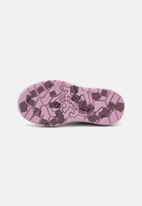 Rosa sneaker såle med et grepende sekskantet mønster og en stilisert gecko-grafikk. Har pregete merkevaredetaljer i mørk lilla.