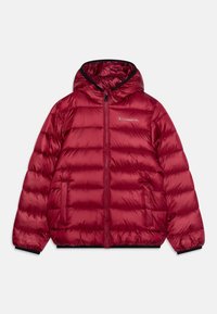 Chaqueta acolchada roja con cremallera frontal, capucha y puños acanalados. Presenta un diseño acolchado y bolsillos laterales, confeccionada en material sintético brillante.
