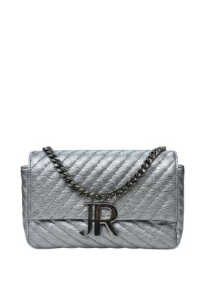 Piccola borsa in pelle trapuntata argento con tracolla a catena nera e iniziali nere "JR" sulla patta frontale.