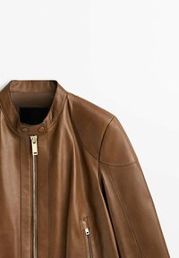 Brun läderjacka med dragkedja fram, knappkrage och ficka med dragkedja på sidan på vit bakgrund.