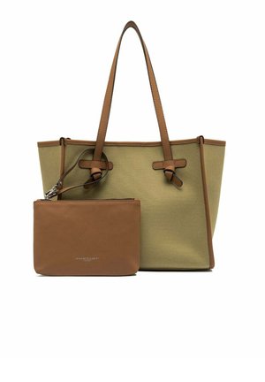 Beige og brun tote-taske med lange håndtag, med en mindre aftagelig brun pung fastgjort med et håndledsrem og lynlåslukning.
