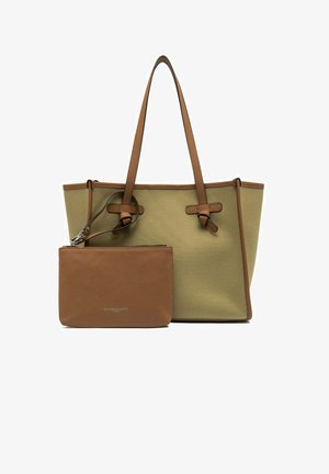 Sac cabas beige et marron avec longues anses, comprenant une petite pochette marron détachable fixée par une lanière de poignet et une fermeture éclair.