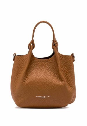 Borsa a mano in pelle color cuoio con finitura testurizzata, due manici corti e design slanciato. Presenta il logo del marchio alla base.