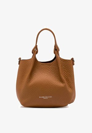 Tan leren handtas met een gestructureerde afwerking, twee korte handvatten en een gestroomlijnd ontwerp. Bevat het merklogo aan de onderkant.