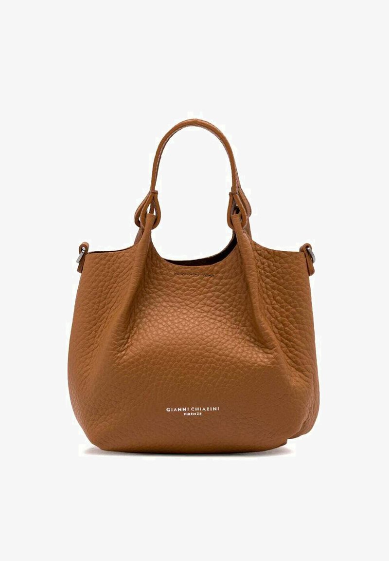 Borsa a mano in pelle color cuoio con finitura testurizzata, due manici corti e design slanciato. Presenta il logo del marchio alla base.