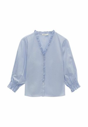 Lichtblauwe gestreepte blouse met een V-hals en gerafelde rand, met driekwart mouwen met geplooide manchetten en een knopenlijst aan de voorkant.