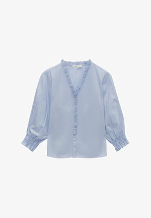 Lichtblauwe gestreepte blouse met een V-hals en gerafelde rand, met driekwart mouwen met geplooide manchetten en een knopenlijst aan de voorkant.